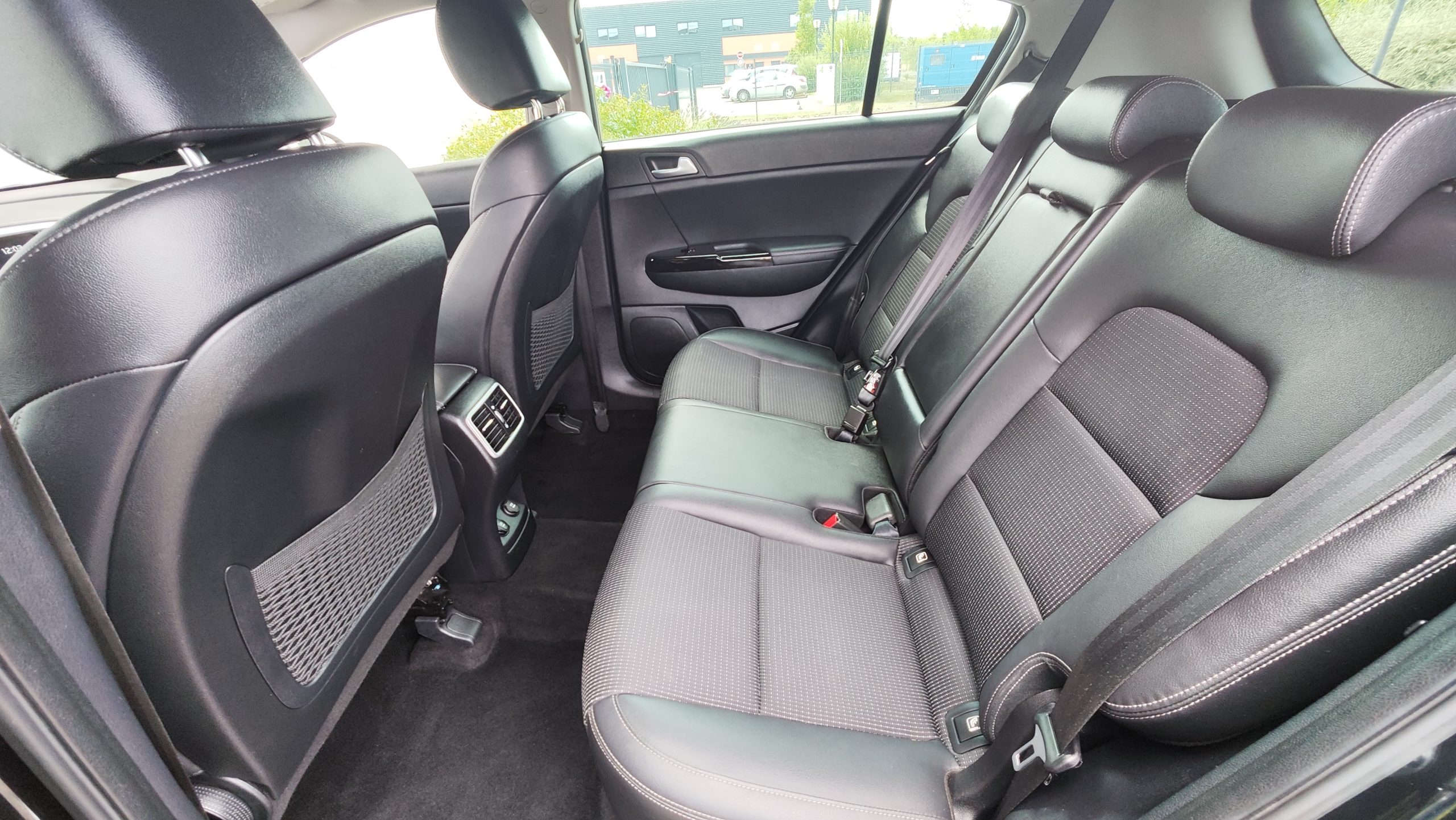 
								KIA SPORTAGE 1.6 CRDI 136CH MHEV ISG DCT7 BLACK EDITION GARANTIE 3/6/12 MOIS full									