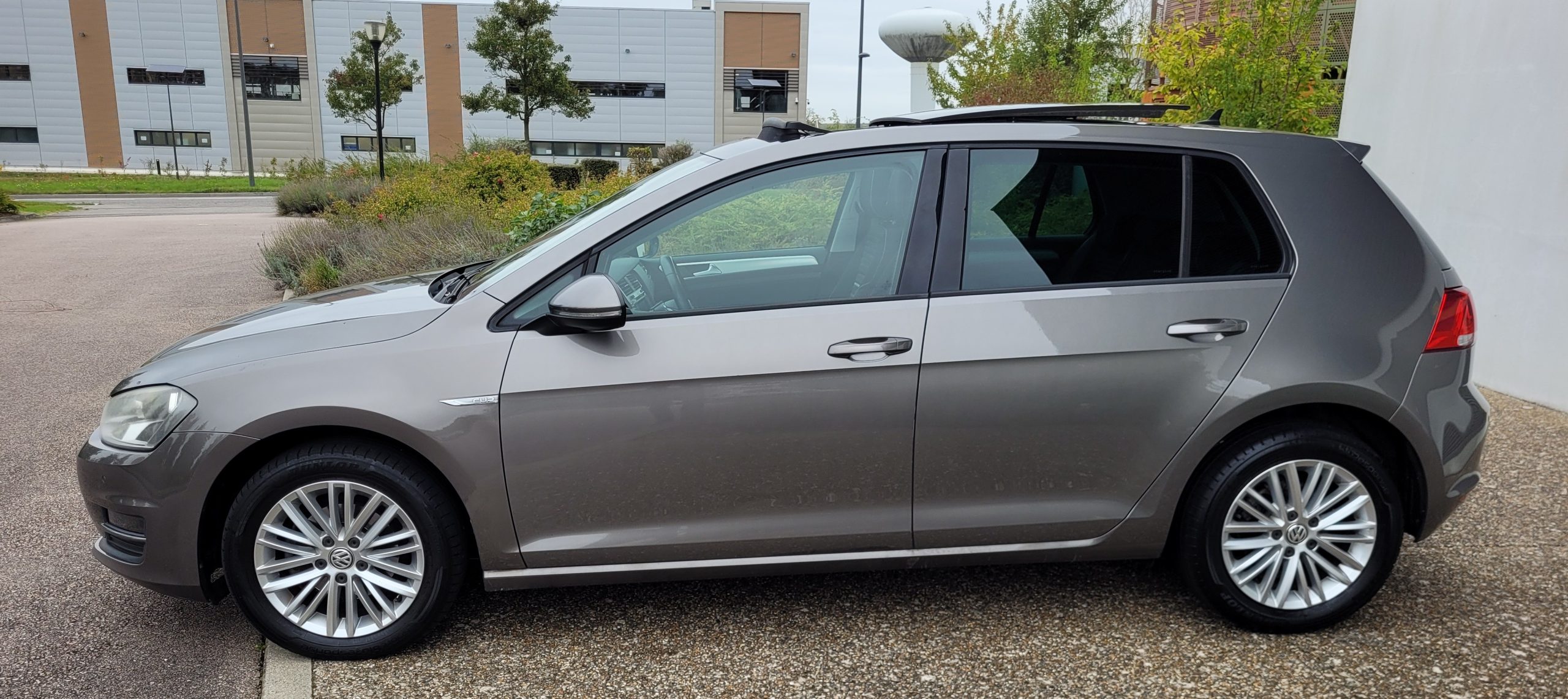 
								Volkswagen Golf 1.2 TSI 105 DSG7 CUP TOIT OUVRANT 1ER MAIN ENTRETIENT VW COMPLET GARANTIE 3/6/12MOIS full									