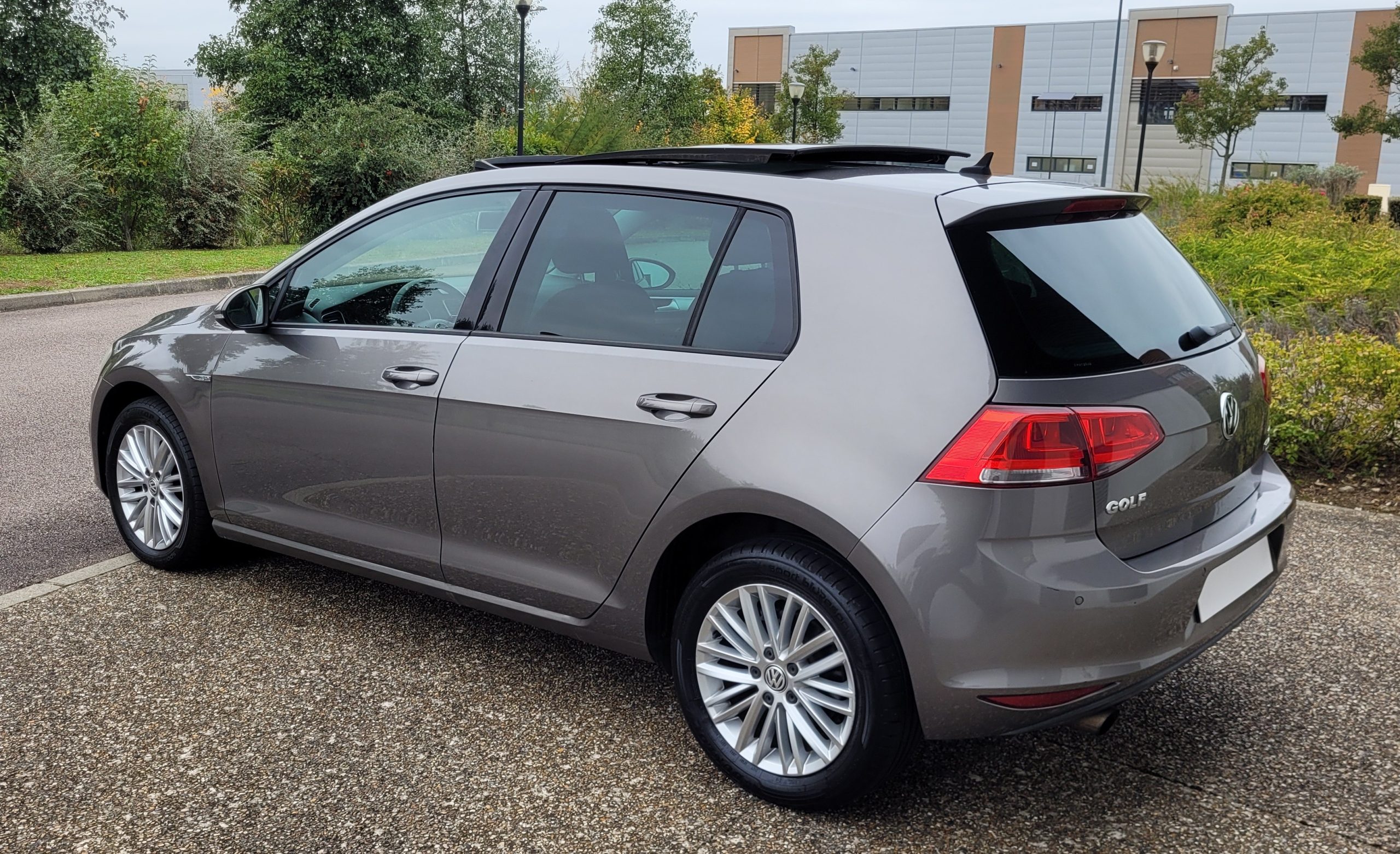 
								Volkswagen Golf 1.2 TSI 105 DSG7 CUP TOIT OUVRANT 1ER MAIN ENTRETIENT VW COMPLET GARANTIE 3/6/12MOIS full									