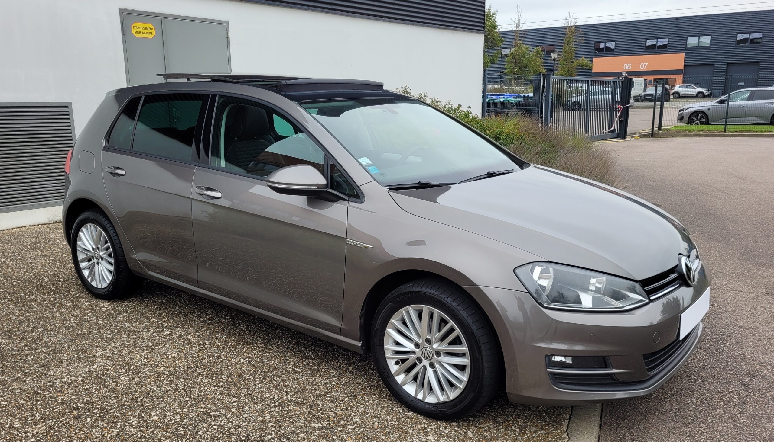 
								Volkswagen Golf 1.2 TSI 105 DSG7 CUP TOIT OUVRANT 1ER MAIN ENTRETIENT VW COMPLET GARANTIE 3/6/12MOIS full									