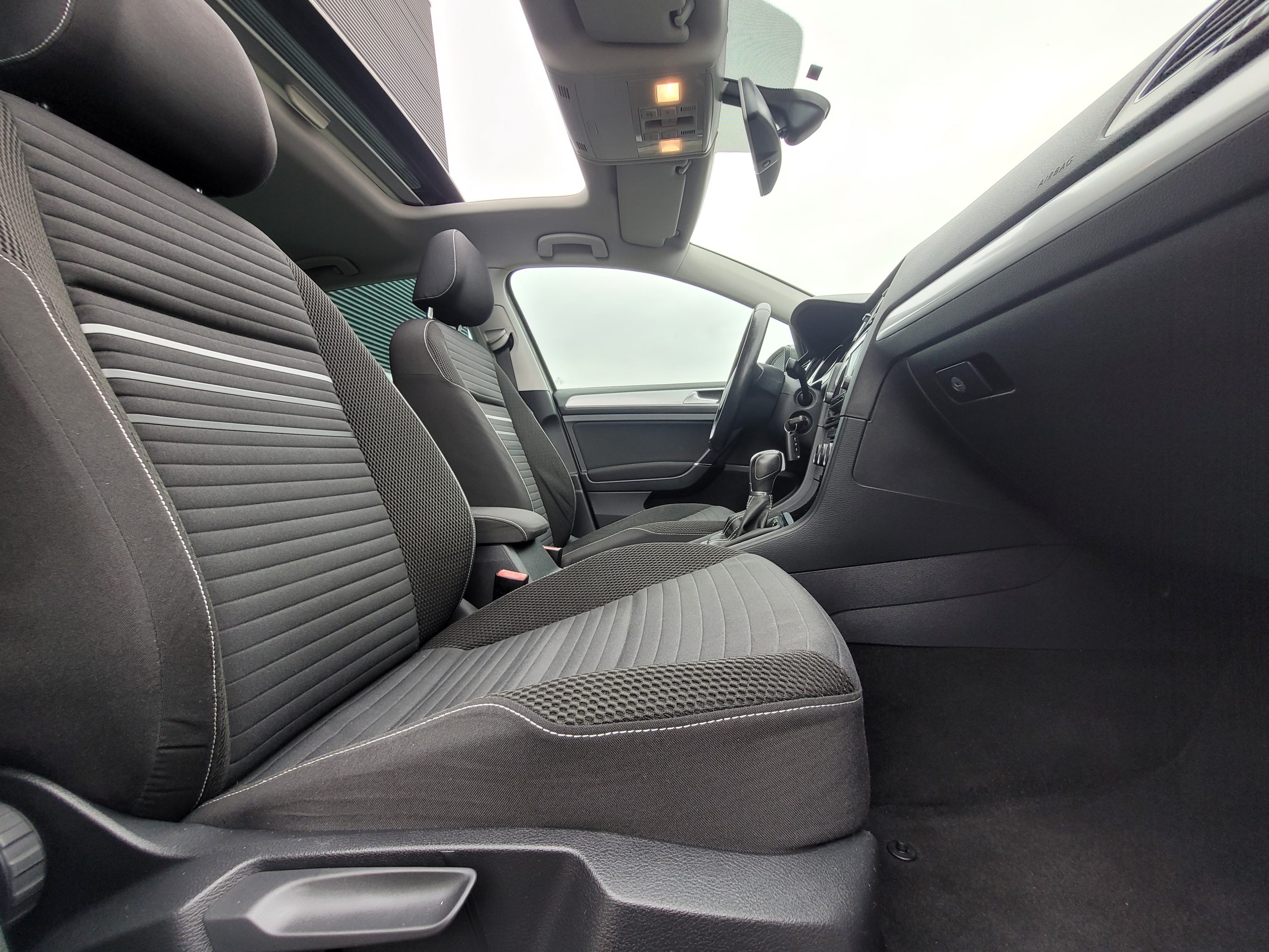 
								Volkswagen Golf 1.2 TSI 105 DSG7 CUP TOIT OUVRANT 1ER MAIN ENTRETIENT VW COMPLET GARANTIE 3/6/12MOIS full									