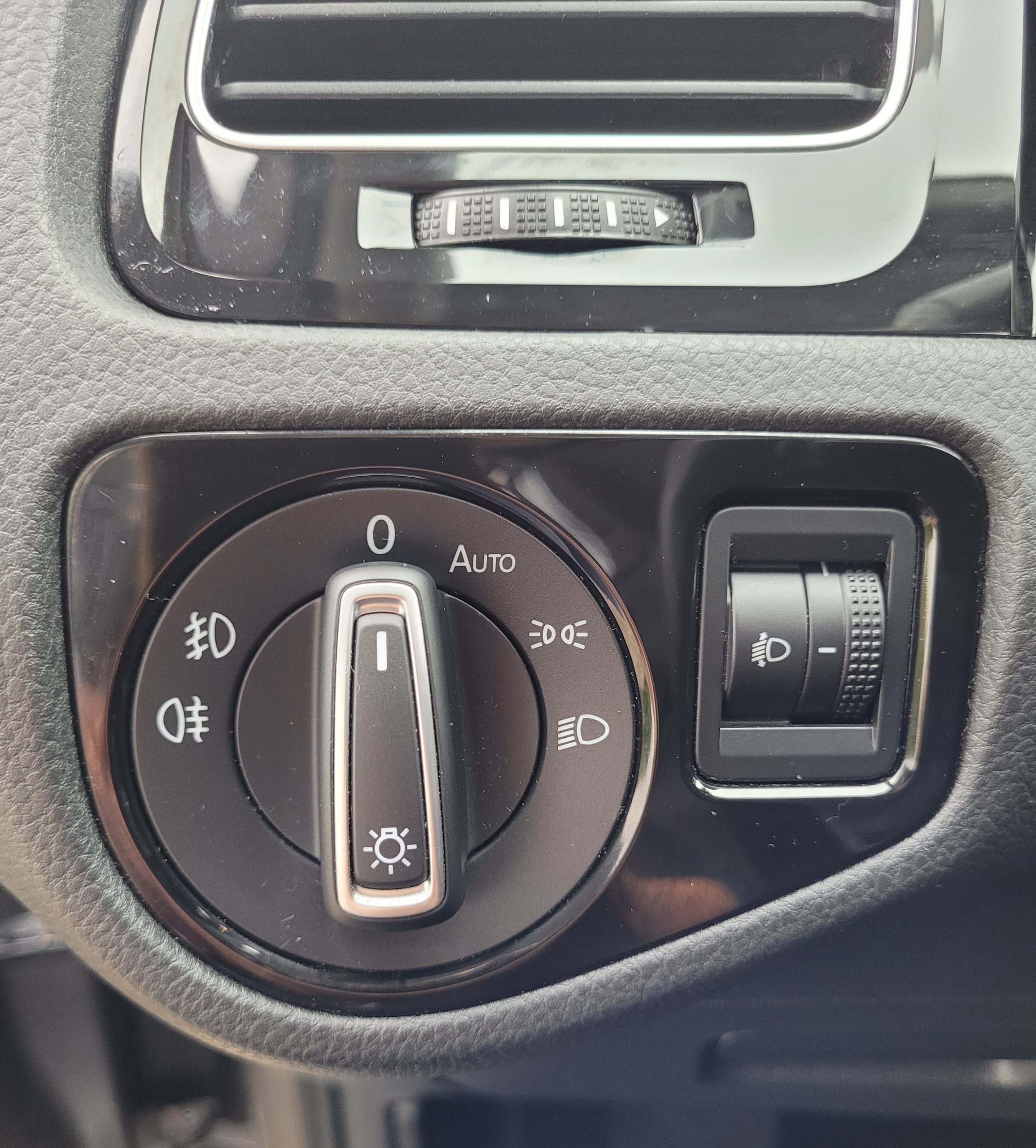 
								Volkswagen Golf 1.2 TSI 105 DSG7 CUP TOIT OUVRANT 1ER MAIN ENTRETIENT VW COMPLET GARANTIE 3/6/12MOIS full									