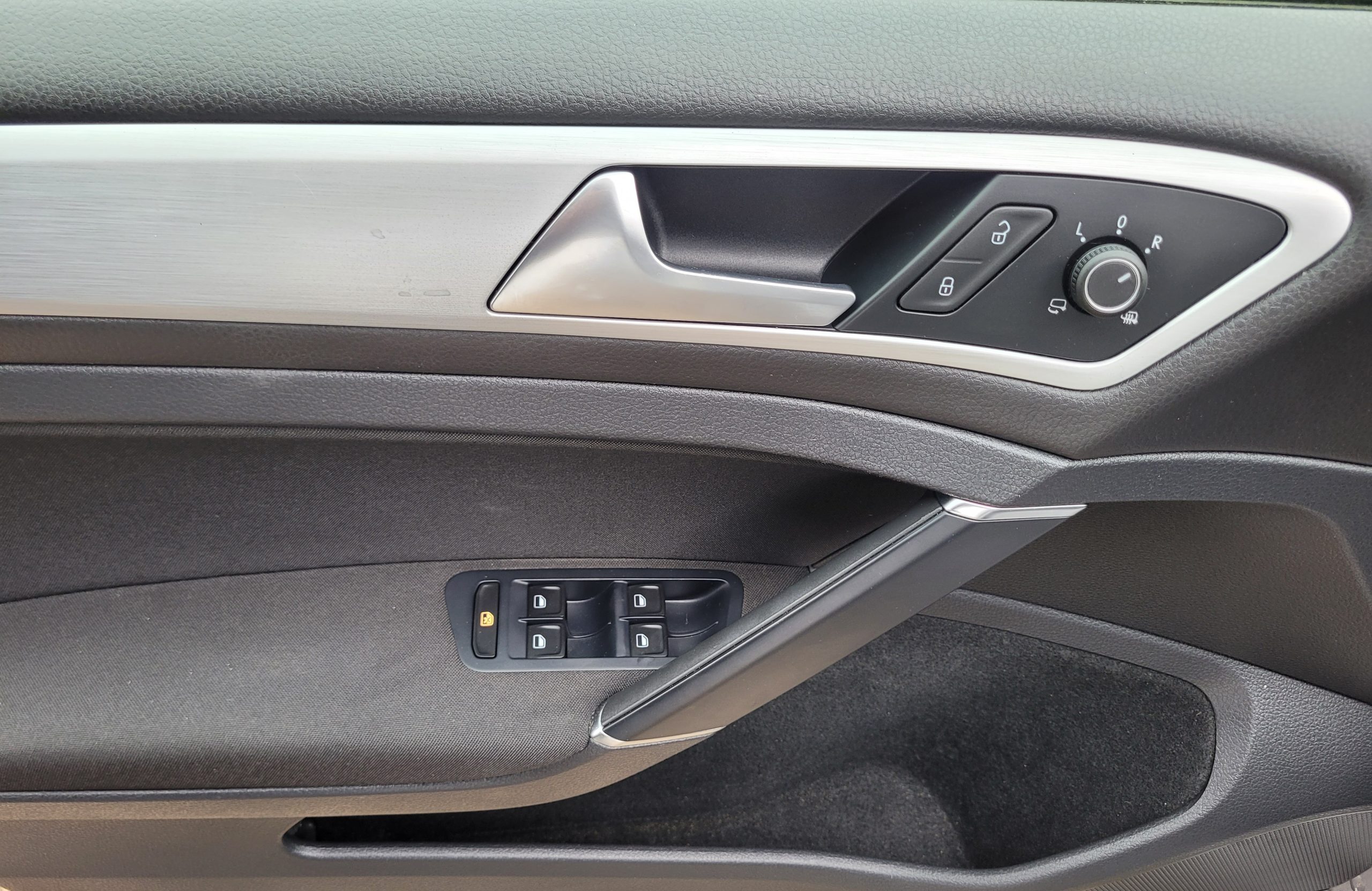 
								Volkswagen Golf 1.2 TSI 105 DSG7 CUP TOIT OUVRANT 1ER MAIN ENTRETIENT VW COMPLET GARANTIE 3/6/12MOIS full									