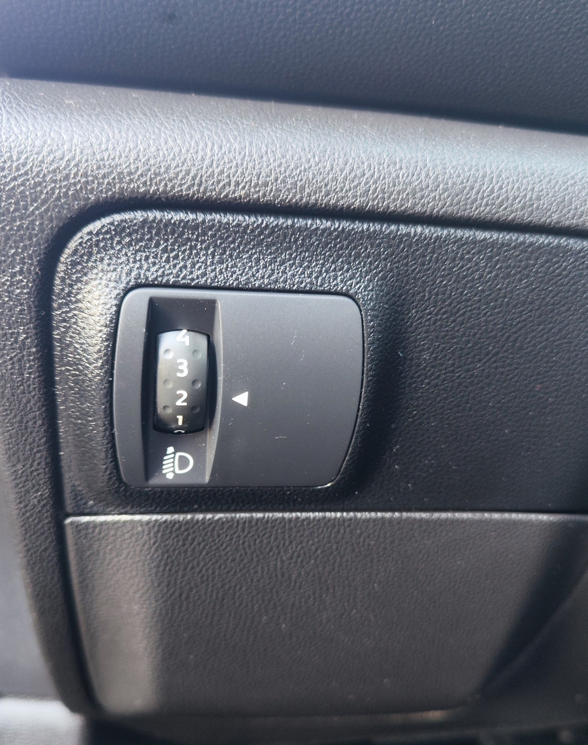 
								RENAULT MEGANE IV 1.5 BLUEDCI 115CH BUSINESS full									