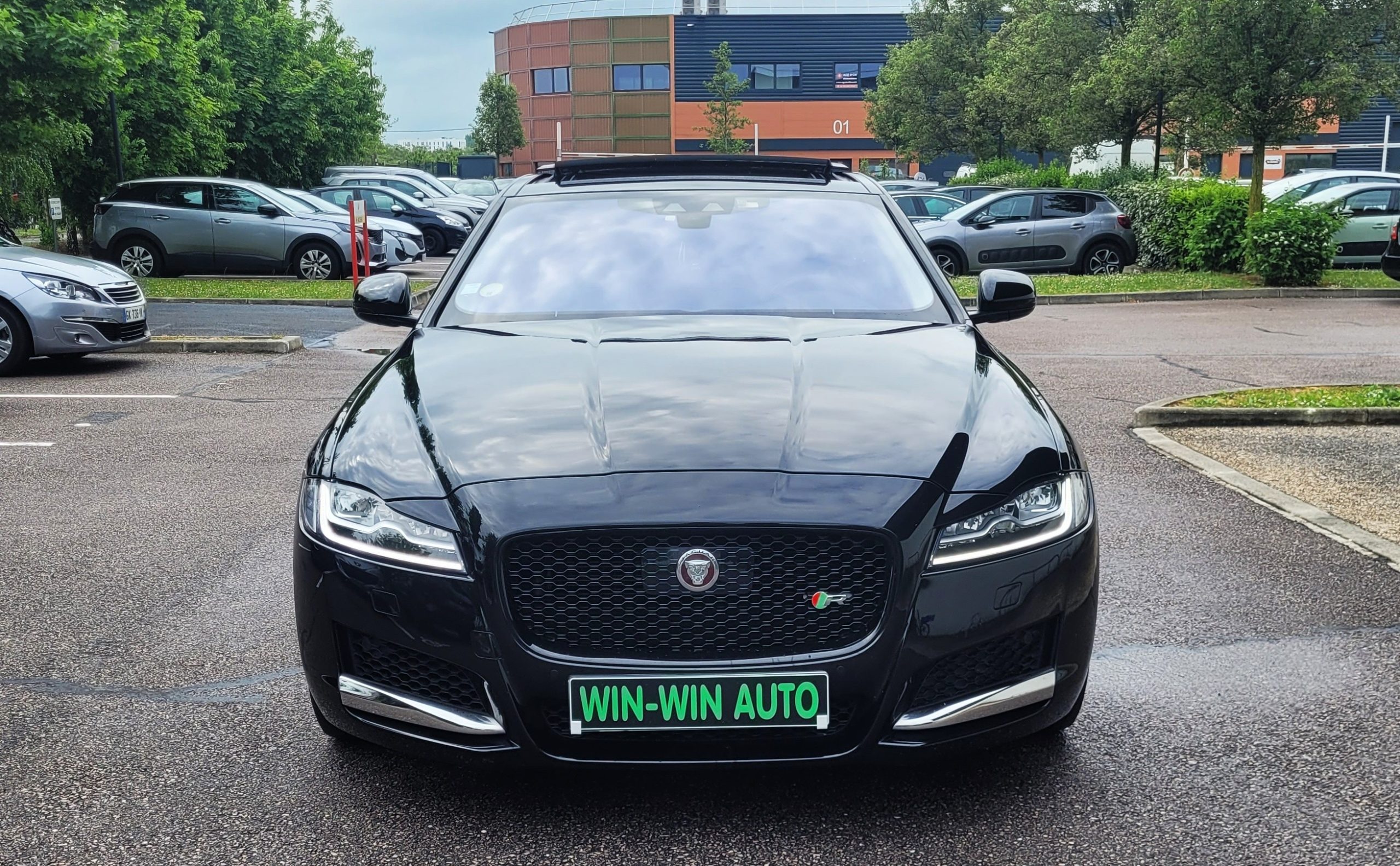 
								Jaguar XF 3.0 D 301CH PRESTIGE FULL BLACK TOIT OUVRANT full									
