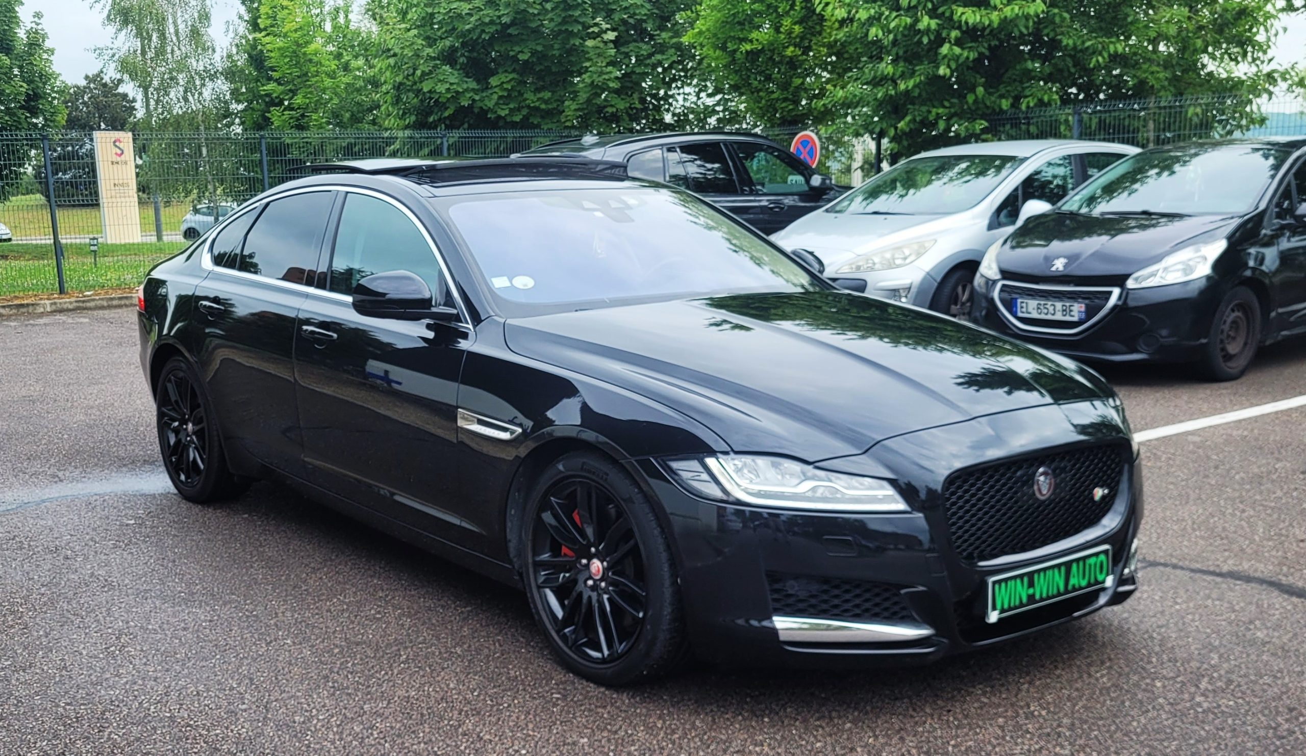 
								Jaguar XF 3.0 D 301CH PRESTIGE FULL BLACK TOIT OUVRANT full									