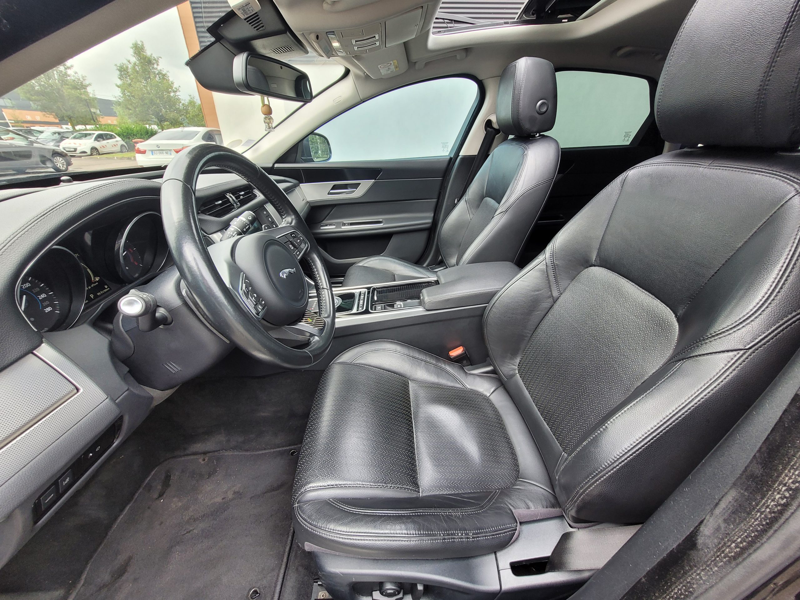 
								Jaguar XF 3.0 D 301CH PRESTIGE FULL BLACK TOIT OUVRANT full									