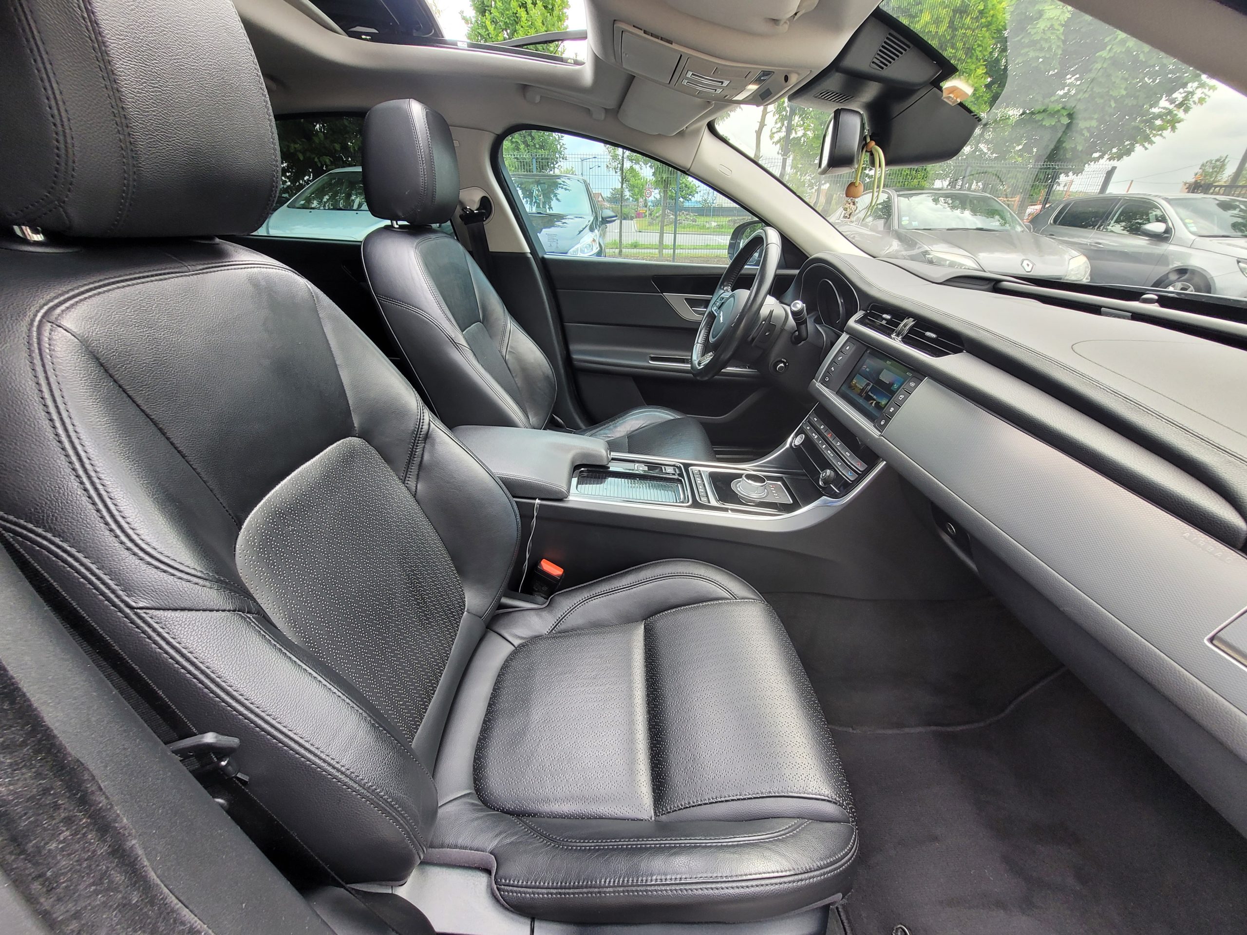 
								Jaguar XF 3.0 D 301CH PRESTIGE FULL BLACK TOIT OUVRANT full									
