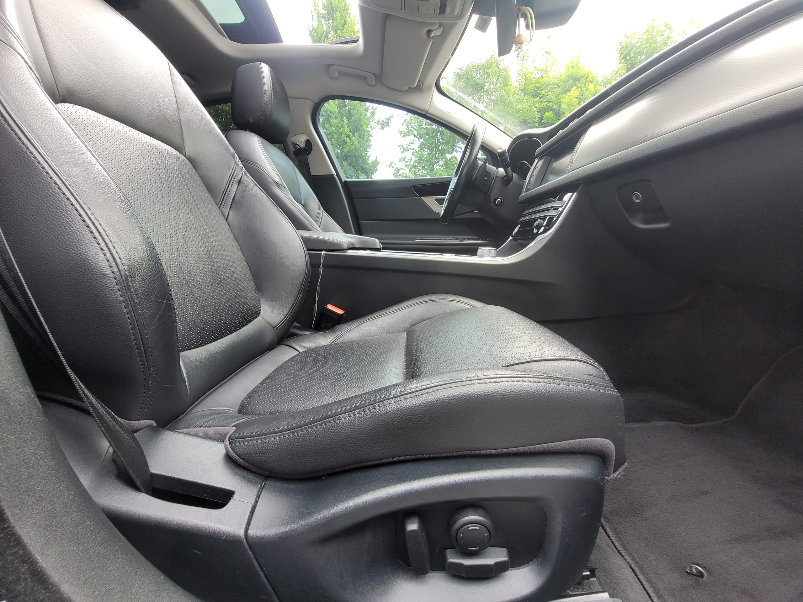 
								Jaguar XF 3.0 D 301CH PRESTIGE FULL BLACK TOIT OUVRANT full									