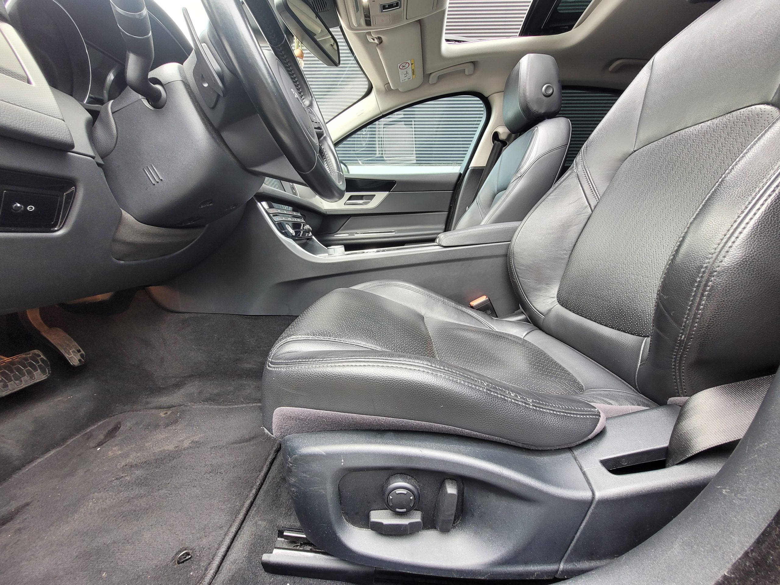 
								Jaguar XF 3.0 D 301CH PRESTIGE FULL BLACK TOIT OUVRANT full									