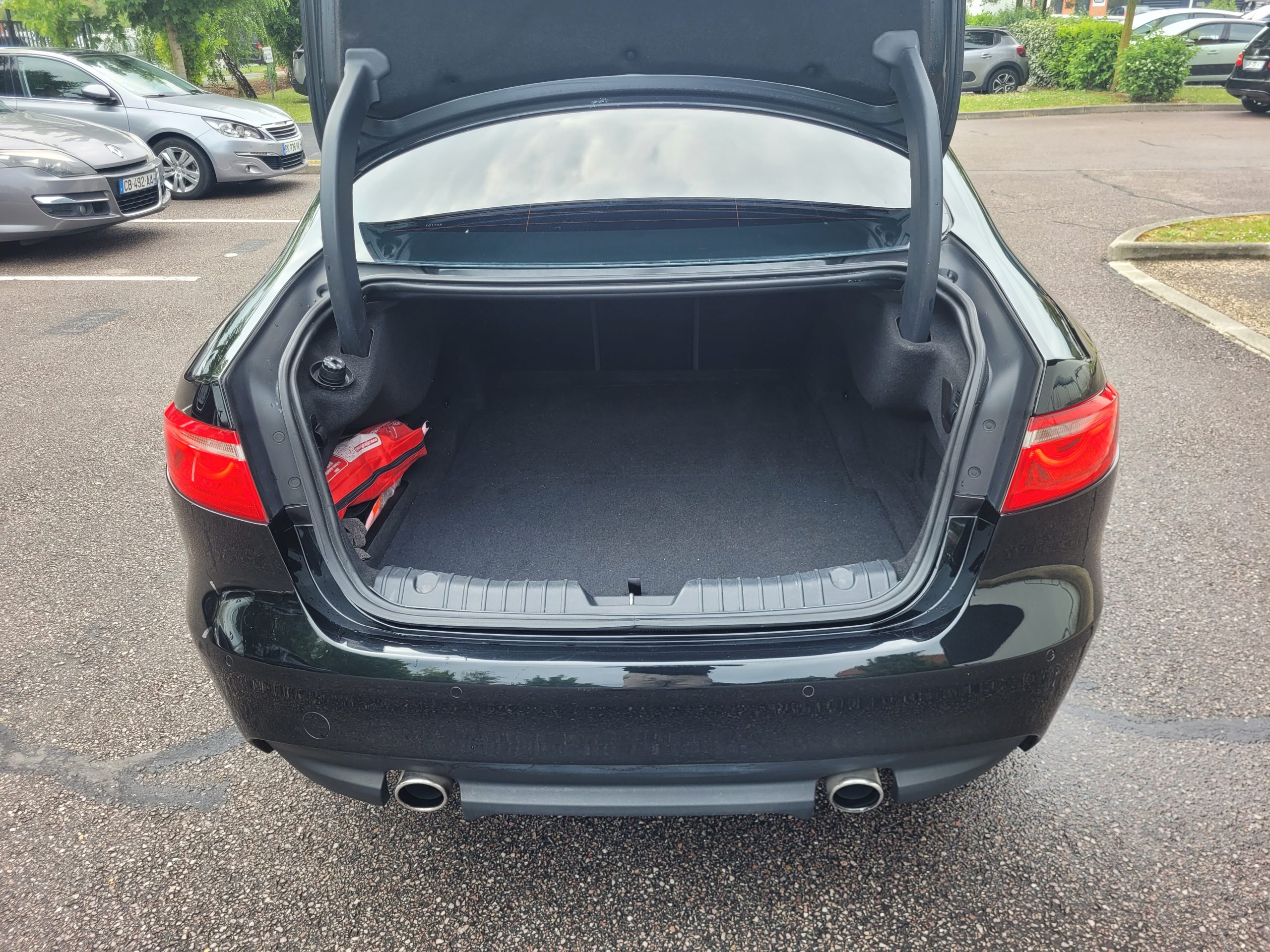 
								Jaguar XF 3.0 D 301CH PRESTIGE FULL BLACK TOIT OUVRANT full									