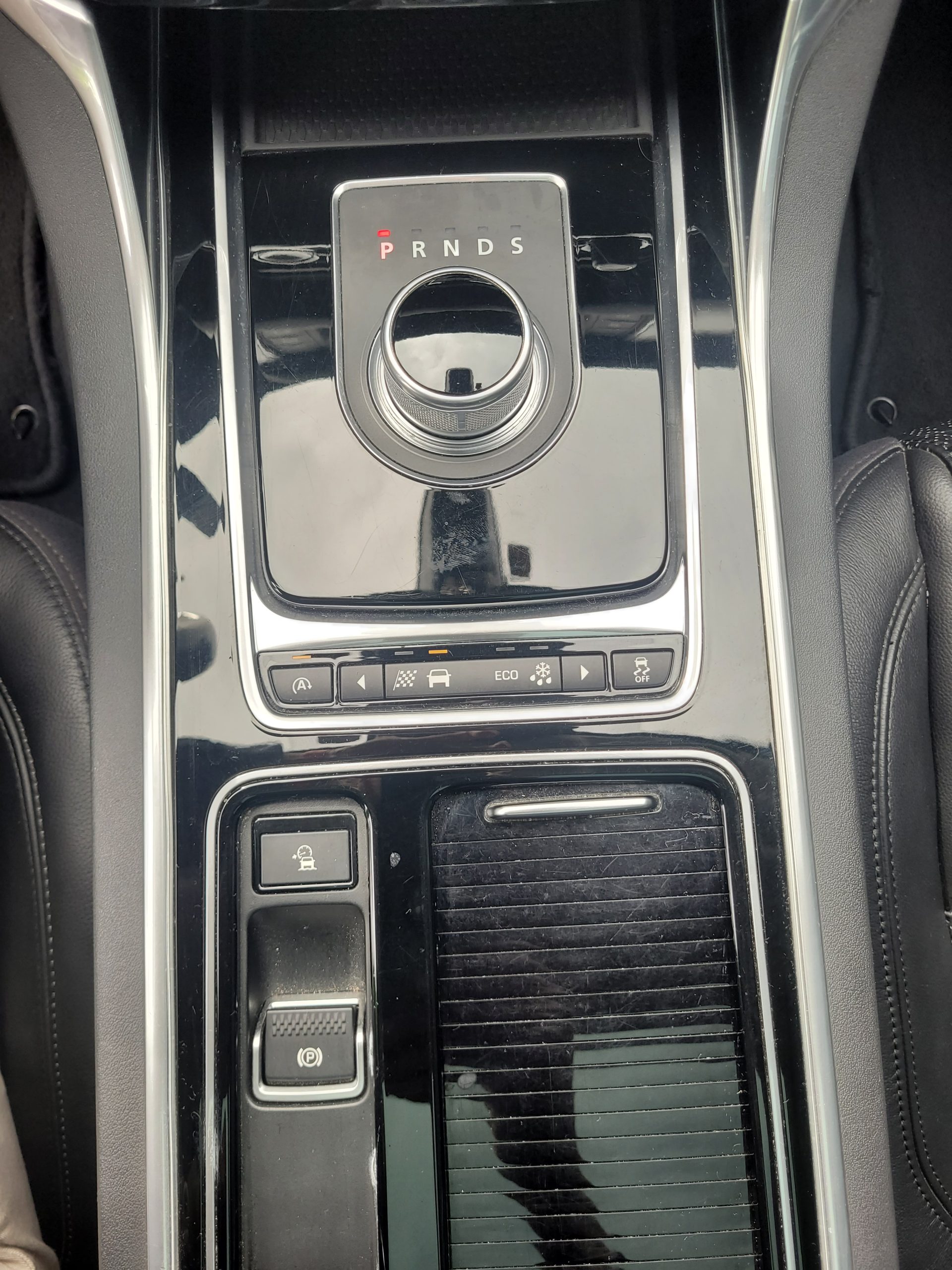 
								Jaguar XF 3.0 D 301CH PRESTIGE FULL BLACK TOIT OUVRANT full									
